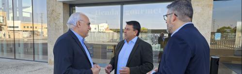 Julián Nieva visita la cooperativa junto al gerente y al presidente de la entidad