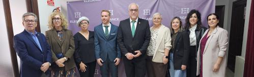 Miembros de la corporación junto a organizadores y asociación beneficiaria