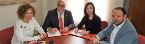 Firma del convenio con el IES Azuer