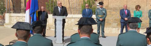 Julián Nieva se dirige a la Guardia Civil de Manzanares en la plaza de la Constitución