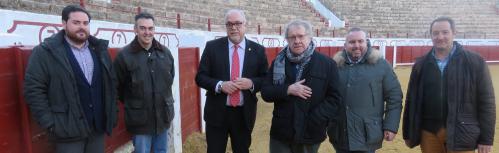 Ian Gibson y las autoridades municipales durante su visita a la plaza de toros de Manzanares