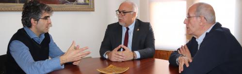 Villegas durante su encuentro con el alcalde junto a Gerardo Álvarez