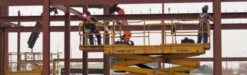 Trabajadores soldando la estructura de una nueva empresa del polígono