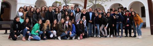 Foto conjunta ante el Ayuntamiento de Manzanares