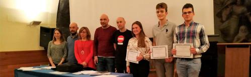 Pablo Nieto-Sandoval (a la derecha de la imagen) con su diploma como ganador regional