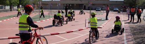 Alumnado de primaria en el circuito de educación vial