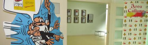 Mortadelo y Filemón reciben a los visitantes a la entrada de la exposición