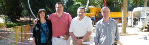 Julián Gómez-Cambronero y Antonio Caba entre Teresa Madrid y Teo Serna durante la instalación del Paseo del Sistema Solar en 2010
