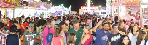 El recinto de atracciones se llenó de público en la noche del lunes