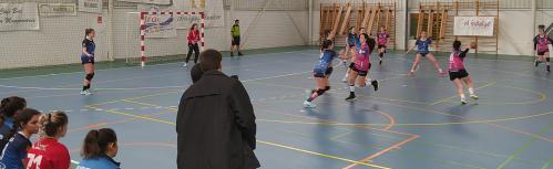 Lance del juego en el derbi juvenil de balonmano femenino