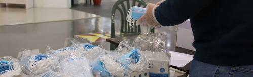 Ensobrado de las mascarillas en el pabellón de Fercam