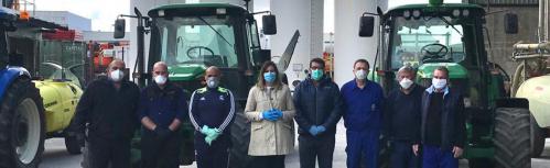 Agricultores encargados de la desinfección de calles con la concejala Isabel Díaz-Benito