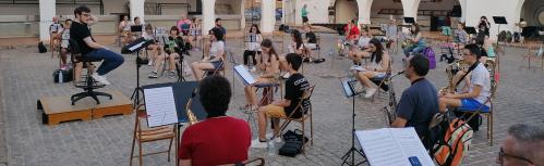 Ensayo de la banda de música 'Julián Sánchez-Maroto' en el patio del mercado municipal