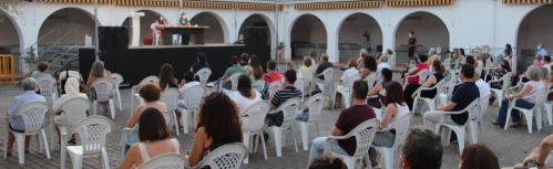 La presentación del libro se celebró en el patio del mercado