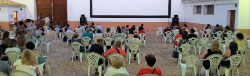 Aspecto del cine de verano antes de una proyección a comienzos de julio