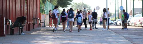 Grupo de estudiantes junto al IES Azuer