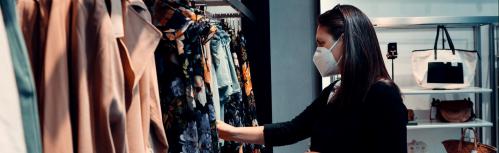 Mujer comprando en una tienda (Fotografía de Unsplash)