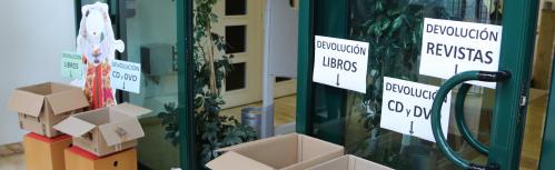 Cajas para la devolución de los préstamos a la entrada de la biblioteca