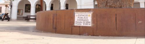 Aviso del horario de apertura en parques y plazas