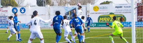 Jesute peinó lo justo para superar a Valcárcel y marcar el primer gol en esta jugada (Foto: José Antonio Romero)
