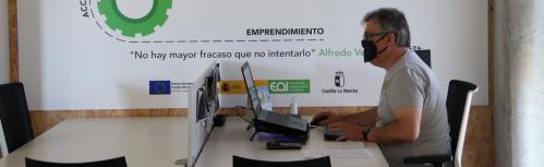 Un emprendedor trabajando en el Vivero de Empresas