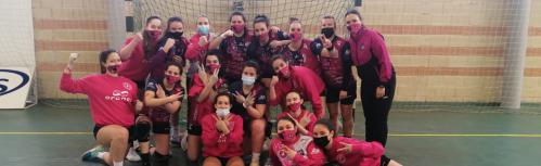 Jugadoras del Miguel Bellido Handball Femenino celebrando la doble victoria frente al BM Bolaños