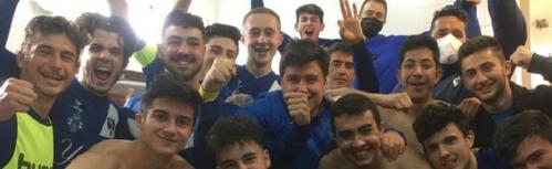 La plantilla del Manzanares CF juvenil celebra la victoria frente a la EFB La Roda OK Publicidad