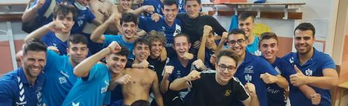 Jugadores del Manzanares CF juvenil celebrando la victoria frente al CD Villacañas
