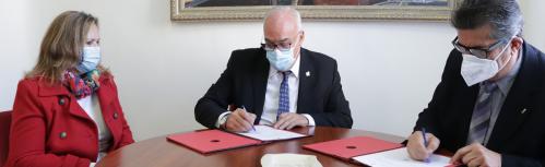 Firma del convenio entre el presidente provincial de la AECC y el alcalde de Manzanares