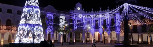 Iluminación navideña de la fachada del Ayuntamiento y plaza