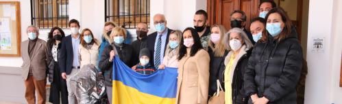 Representantes de la Corporación junto a familias ucranianas