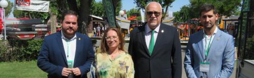 Cruz Ponce junto al alcalde y a los concejales de Ferias Comerciales y Promoción Económica