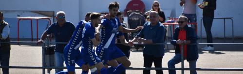 Alberto celebra el tanto del empate ante el Teresiano (Foto Manzanares CF)