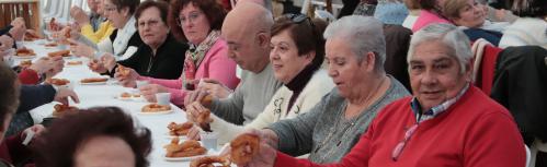 Asitentes disfrutando del chocolate con churros