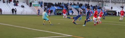 Ocasión del manzanareño Alberto en un remate en el área de La Roda