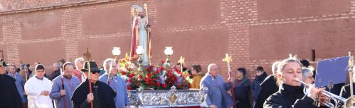 Procesión de San Blas a su paso por uno de los laterales del castillo