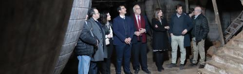 Julián Nieva y José Manuel Caballero visitan el futuro espacio que Manzanares dedicará al vino