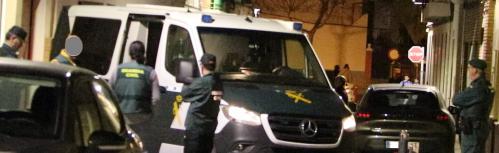 Dispositivo de la Guardia Civil en la noche del jueves durante el registro del domicilio de uno de los detenidos