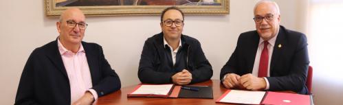 Nieva junto a Sánchez Migallón y Contreras tras la firma del convenio