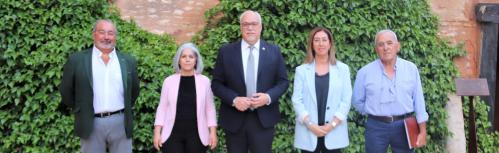 Los candidatos y candidatas a la alcaldía posaron juntos antes de la mesa redonda