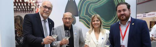Julián Nieva en el stand de Vinícola de Castilla en Fenavin