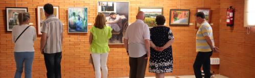 Visitantes en la exposición de los talleres de pintura