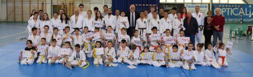 Foto de familia del alumnado del club y escuela de judo