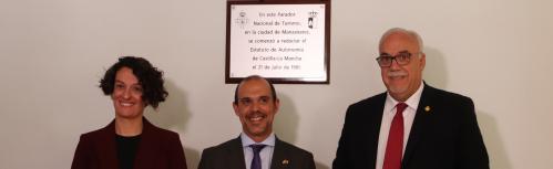 Placa conmemorativa del Estatuto de Autonomía en el Parador