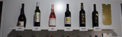 Expositor con los vinos premiados en un stand propio de Fercam 2023