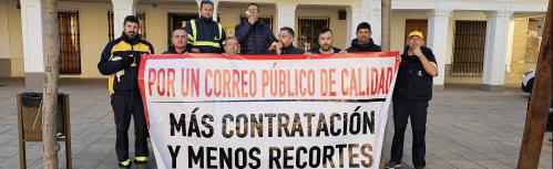 Concentración de carteros ante la oficina de Correos de Manzanares