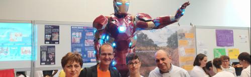 Juan Antonio y su profesor junto a su Iron Man en la feria de Viladecans