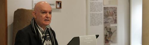 Teo Serna durante la inauguración de la exposición (Foto: Ayuntamiento de Alcázar)