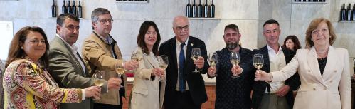 Brindis conjunto entre representantes institucionales y de las bodegas