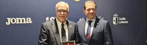 Luis Amado entrega un reconocimiento de la RFEF al Ayuntamiento de Manzanares
